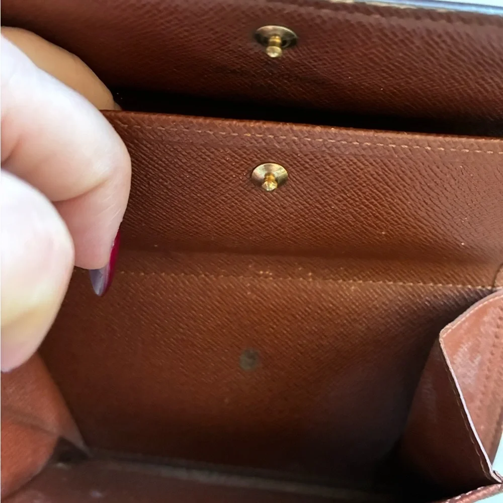 Louis Vuitton- Authentic 🍀 Large Brown Monogram Clutch - Picture 6 of 14